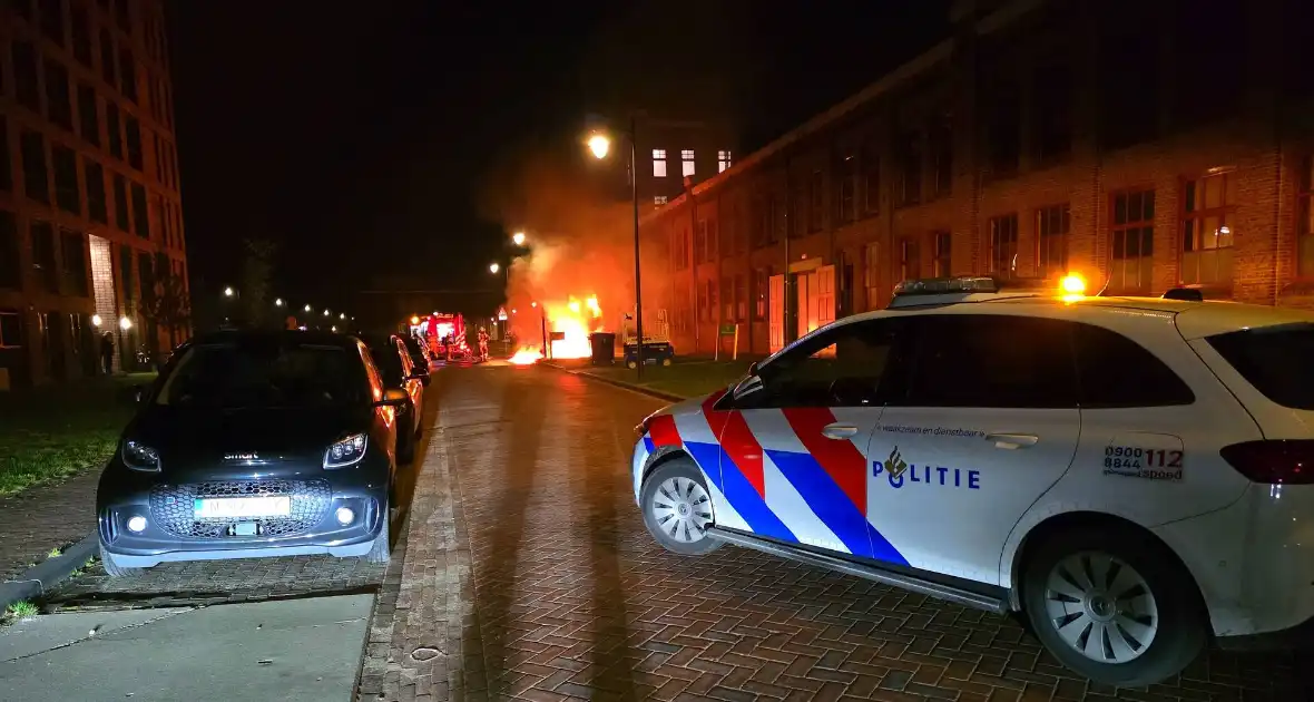 Brandweer blust nachtelijke autobrand - Foto 5