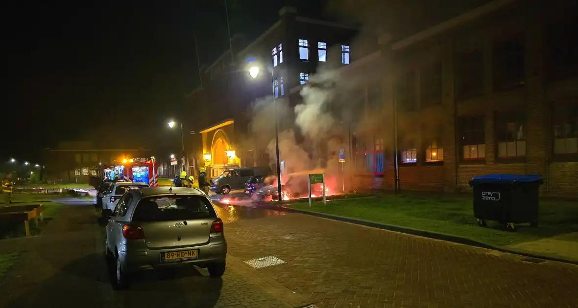 Brandweer blust nachtelijke autobrand - Foto 6