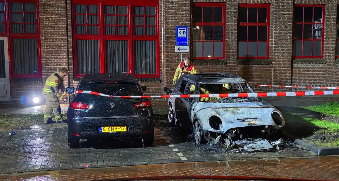 Brandweer blust nachtelijke autobrand - Foto 7