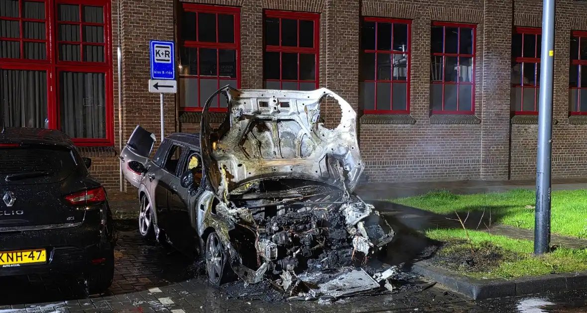 Brandweer blust nachtelijke autobrand - Foto 8