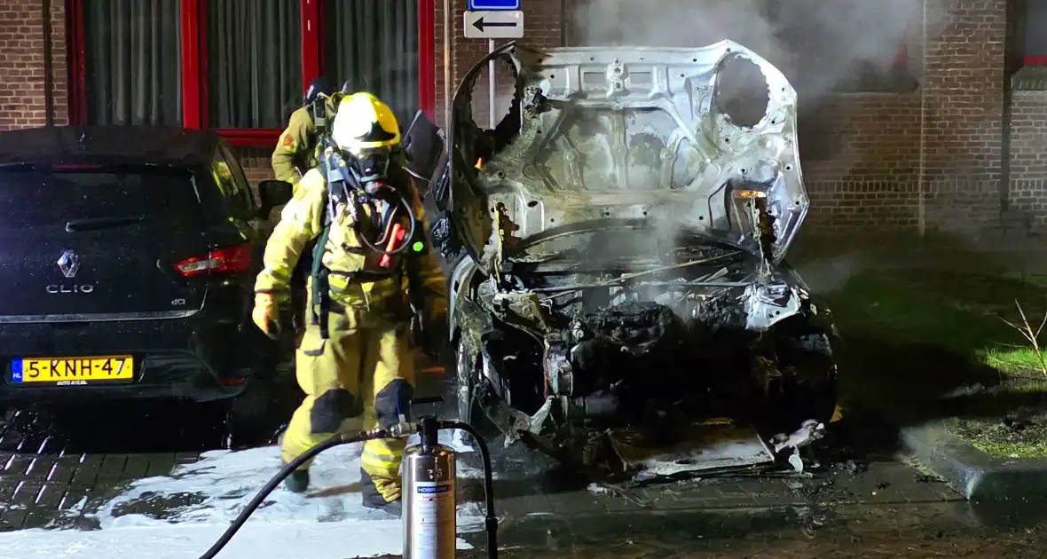 Brandweer blust nachtelijke autobrand - Foto 9