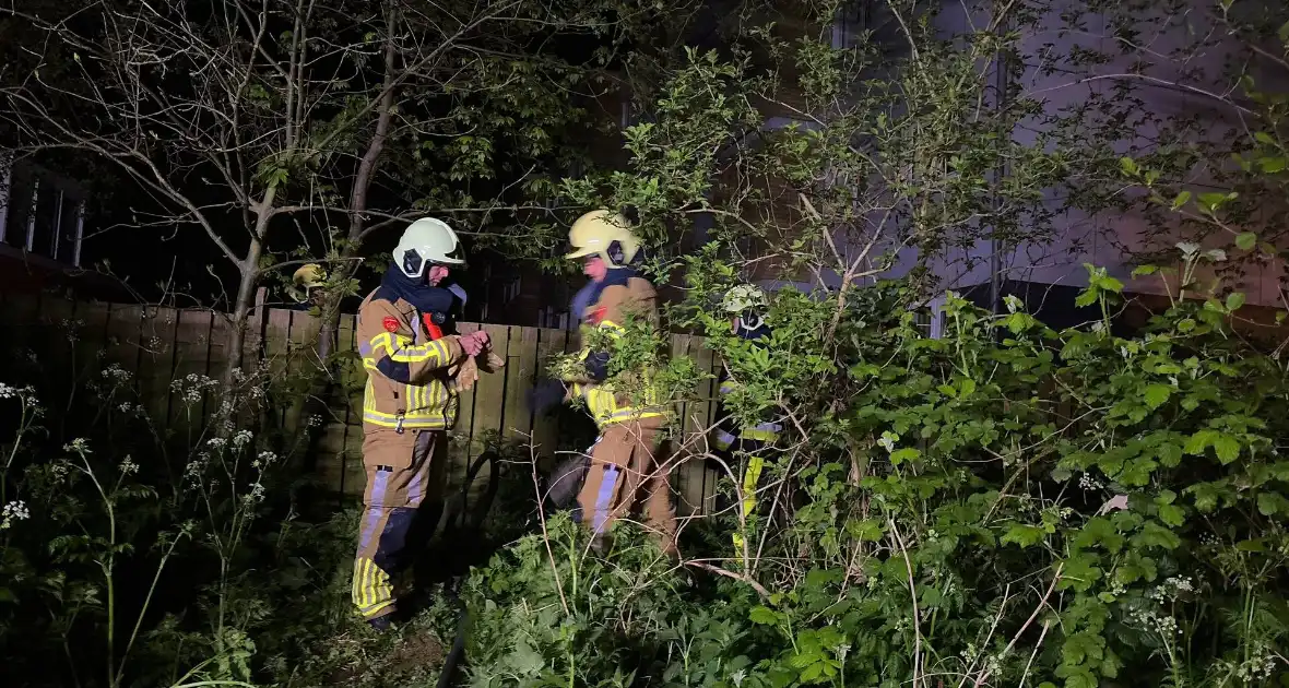 Vuurkorf zorgt voor brand in achtertuin - Foto 3