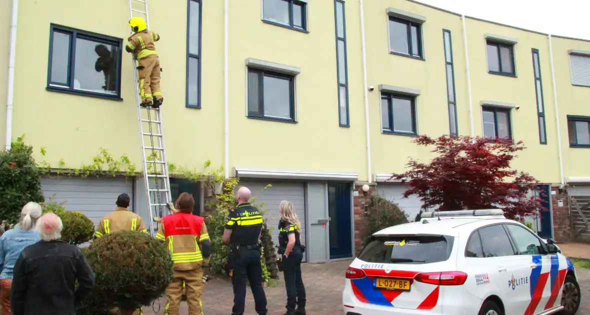 Brandweer controleert woning vanaf ladder na afgaan rookmelder