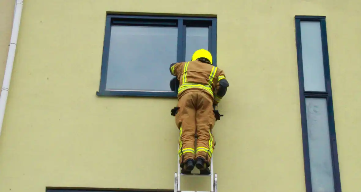 Brandweer controleert woning vanaf ladder na afgaan rookmelder - Foto 2