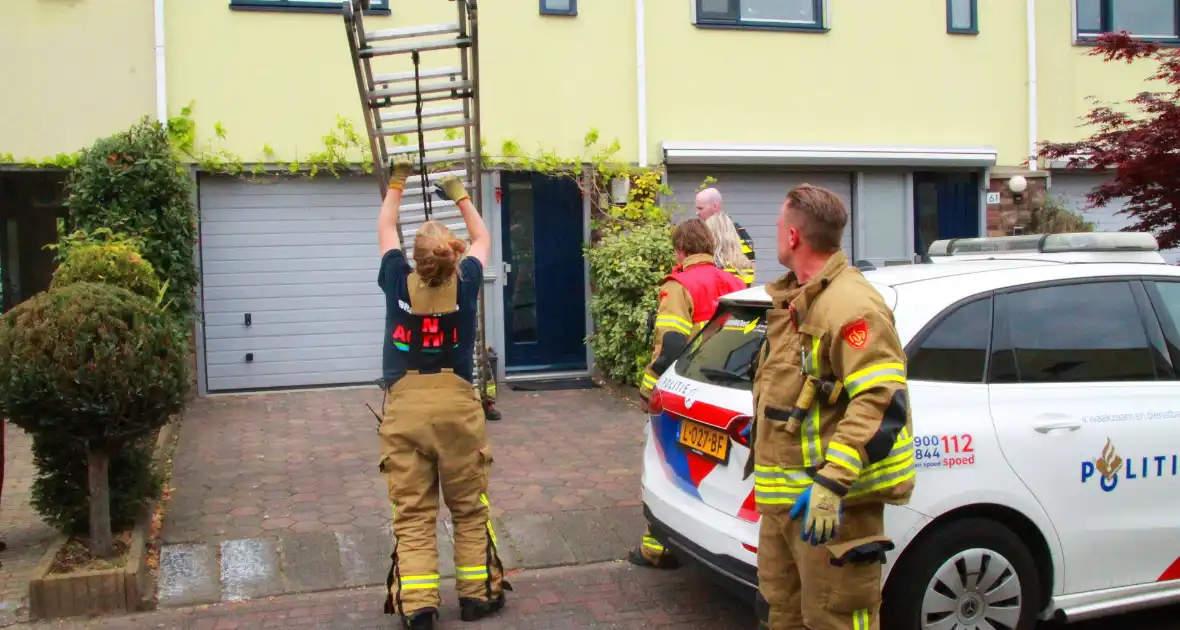 Brandweer controleert woning vanaf ladder na afgaan rookmelder - Foto 3