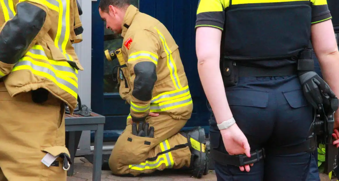 Brandweer controleert woning vanaf ladder na afgaan rookmelder - Foto 4