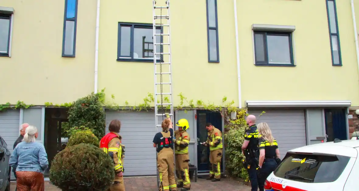 Brandweer controleert woning vanaf ladder na afgaan rookmelder - Foto 5