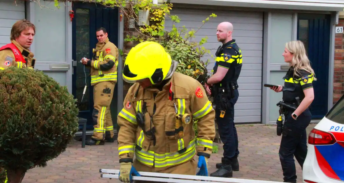 Brandweer controleert woning vanaf ladder na afgaan rookmelder - Foto 6