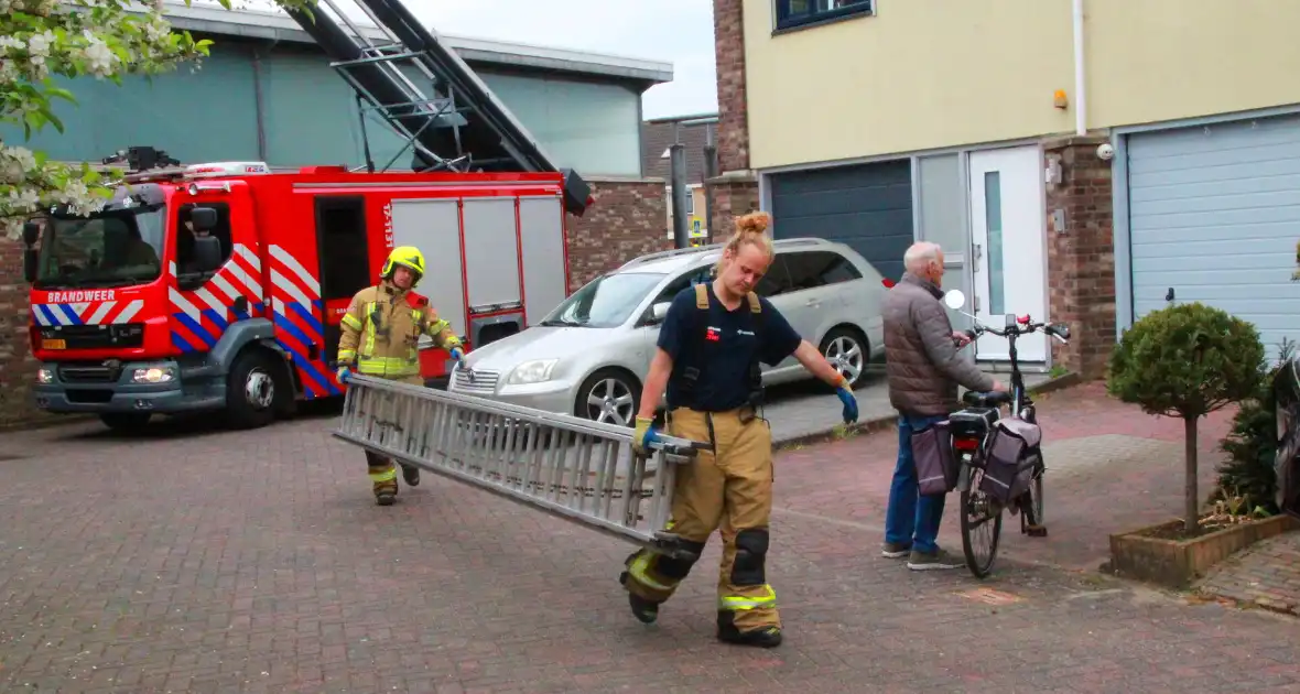 Brandweer controleert woning vanaf ladder na afgaan rookmelder - Foto 7