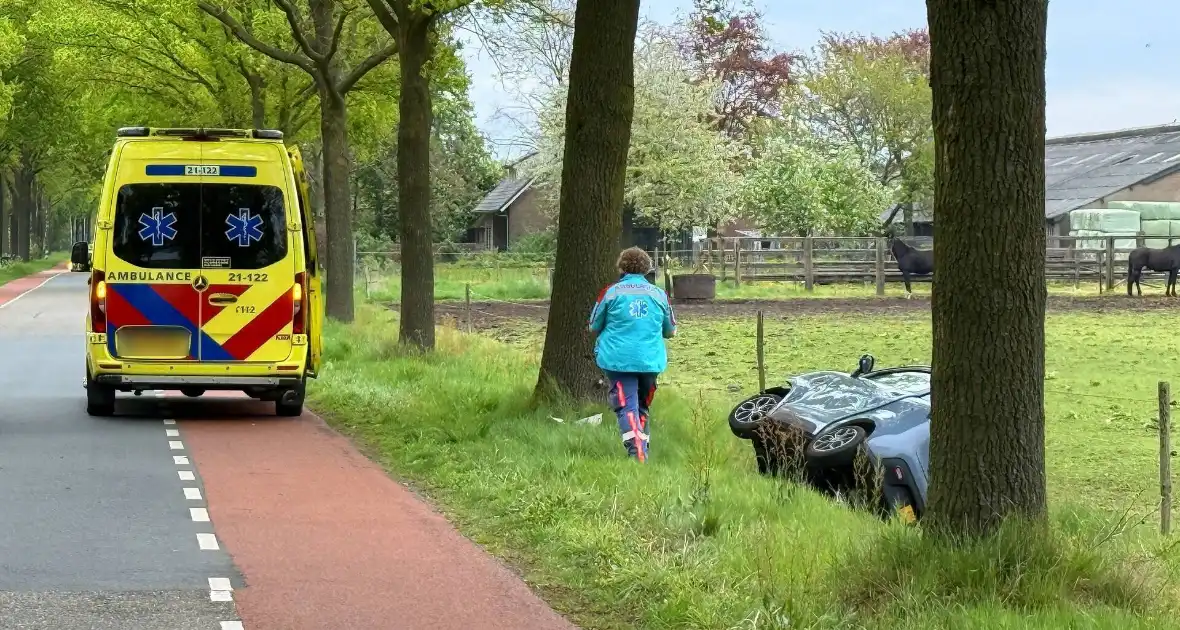 Brommobiel rijdt greppel in, bestuurder gewond