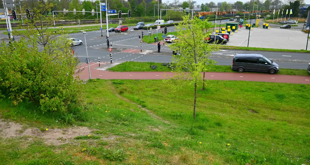 Persoon op fiets gewond bij aanrijding - Foto 1