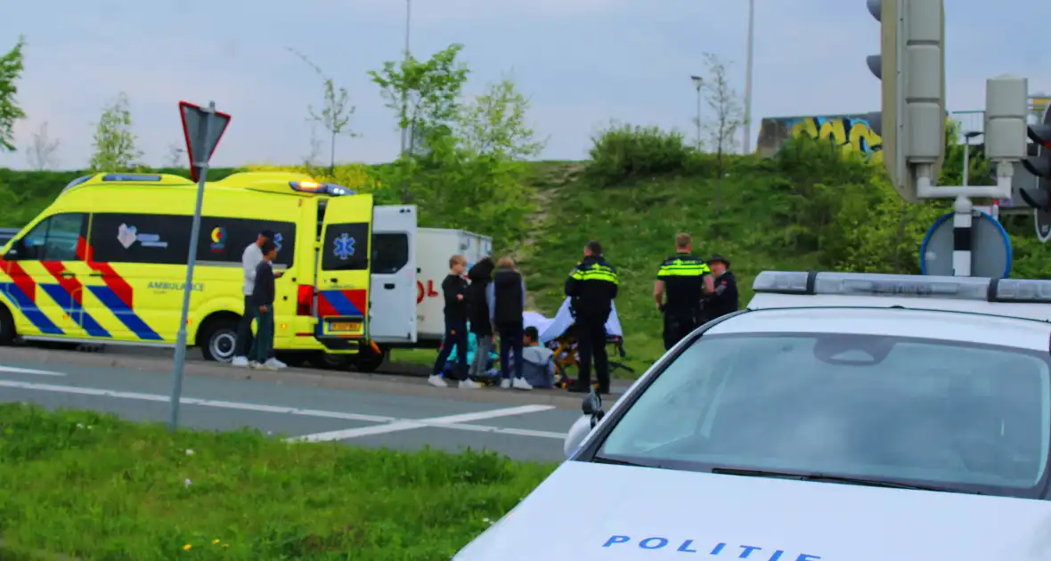 Persoon op fiets gewond bij aanrijding - Foto 2