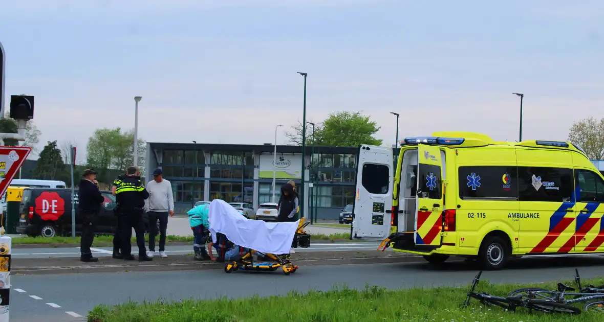 Persoon op fiets gewond bij aanrijding - Foto 4
