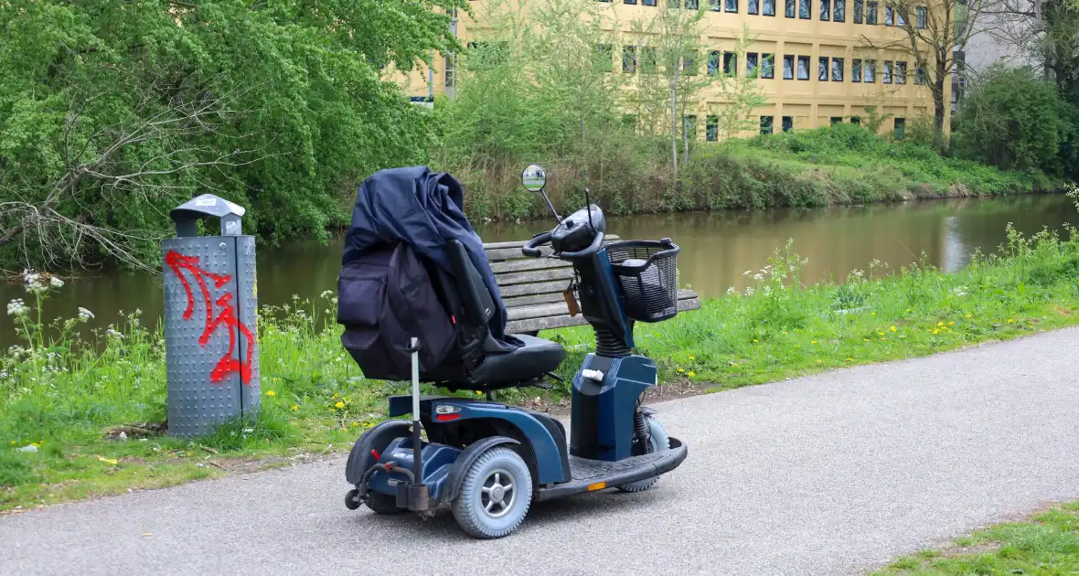 Persoon in scootmobiel gewond bij ongeval - Foto 2