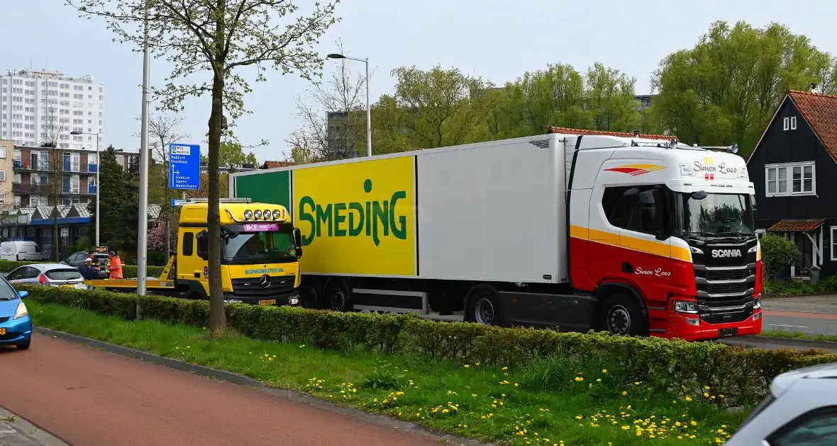 Oudere rijdt spook en komt in botsing met vrachtwagen - Foto 1