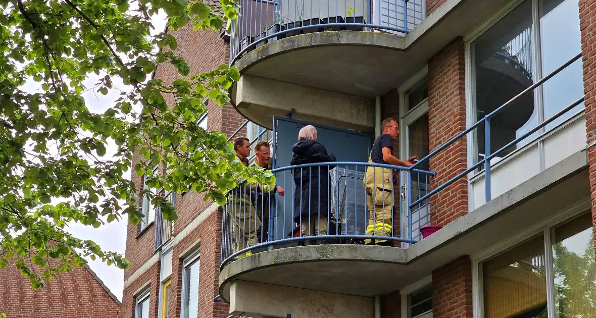 Brandweer schiet buitengesloten vrouw op balkon te hulp