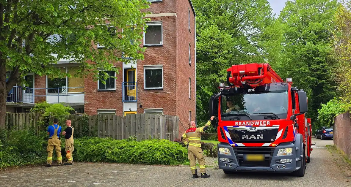 Brandweer schiet buitengesloten vrouw op balkon te hulp - Foto 1
