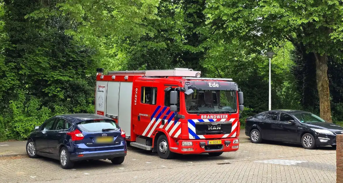 Brandweer schiet buitengesloten vrouw op balkon te hulp - Foto 3