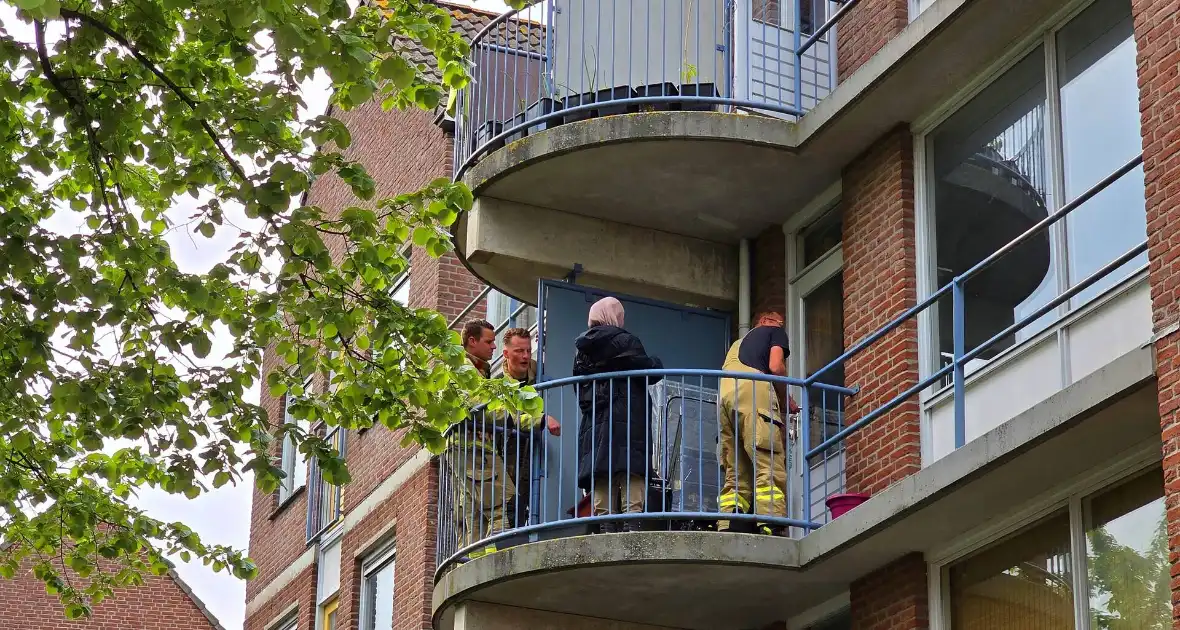 Brandweer schiet buitengesloten vrouw op balkon te hulp - Foto 4