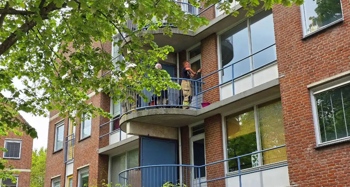 Brandweer schiet buitengesloten vrouw op balkon te hulp - Foto 5