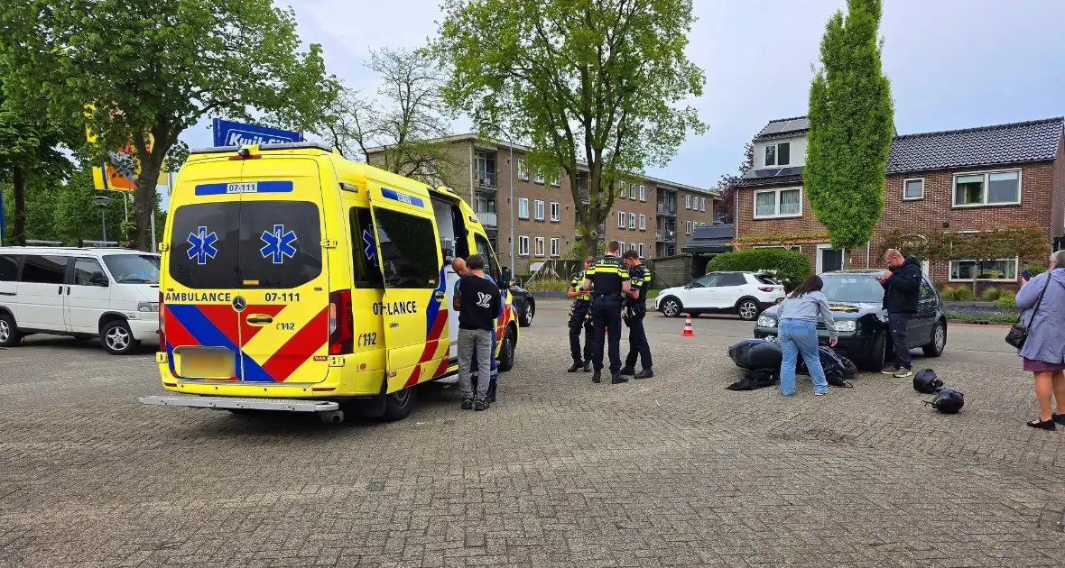 Opzittenden scooter ten val na aanrijding met auto