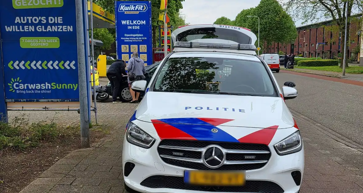 Opzittenden scooter ten val na aanrijding met auto - Foto 1
