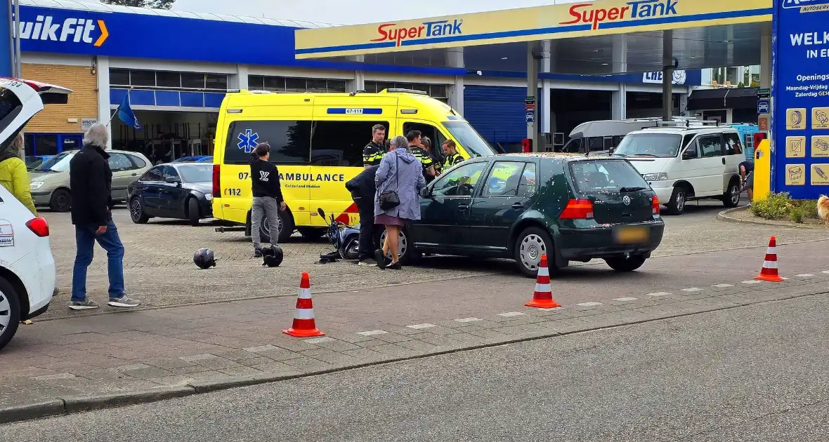 Opzittenden scooter ten val na aanrijding met auto - Foto 2