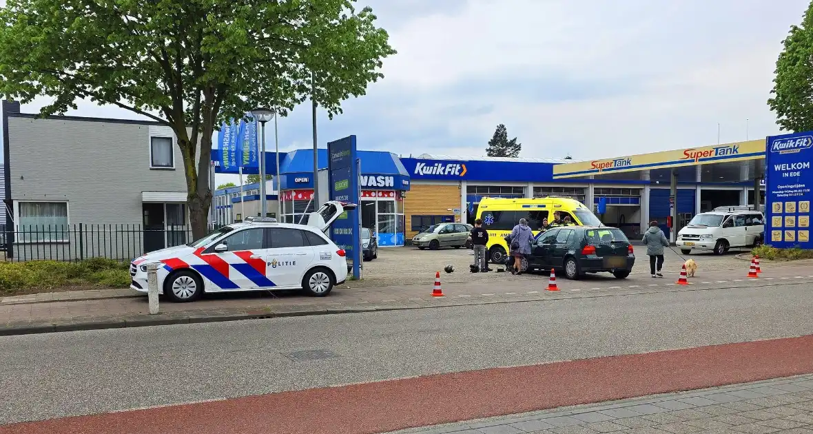 Opzittenden scooter ten val na aanrijding met auto - Foto 3