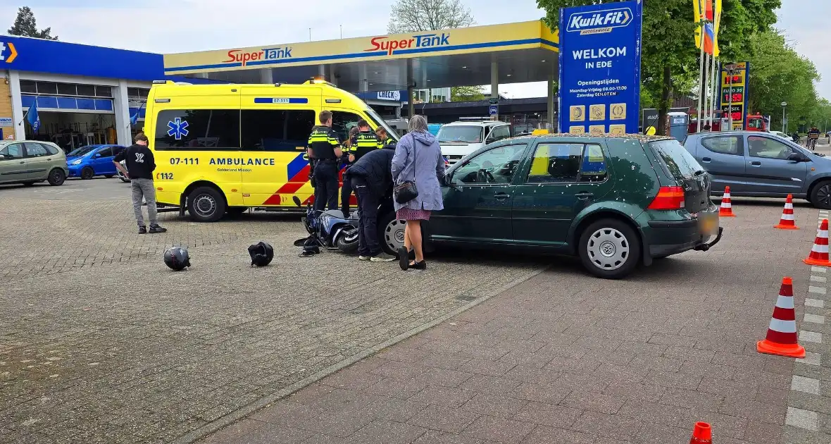 Opzittenden scooter ten val na aanrijding met auto - Foto 4