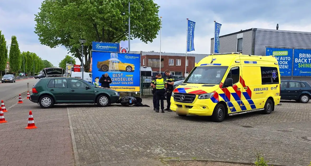 Opzittenden scooter ten val na aanrijding met auto - Foto 5