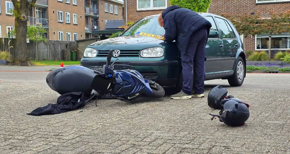 Opzittenden scooter ten val na aanrijding met auto - Foto 6