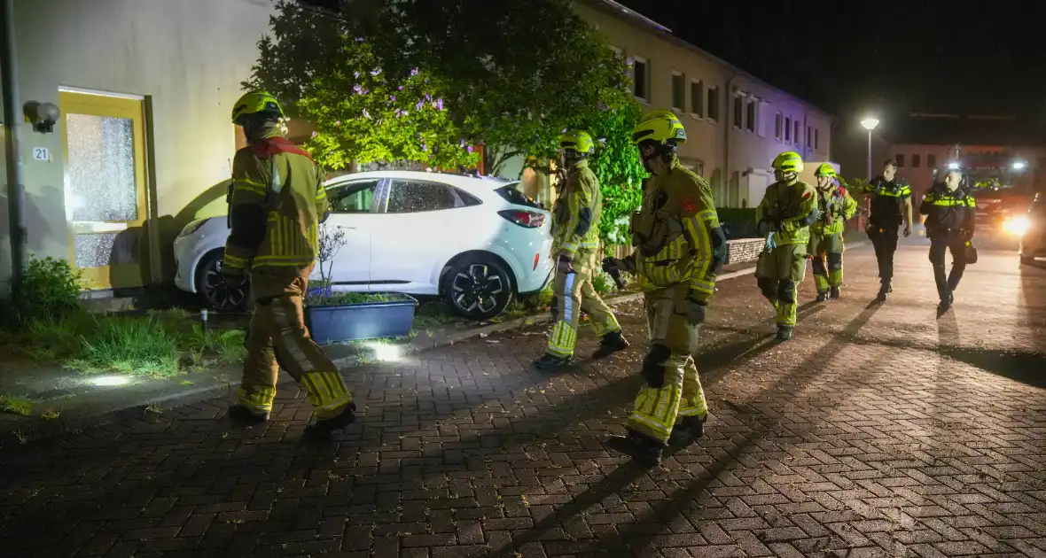Bestuurster rijdt tegen woning tijdens parkeren