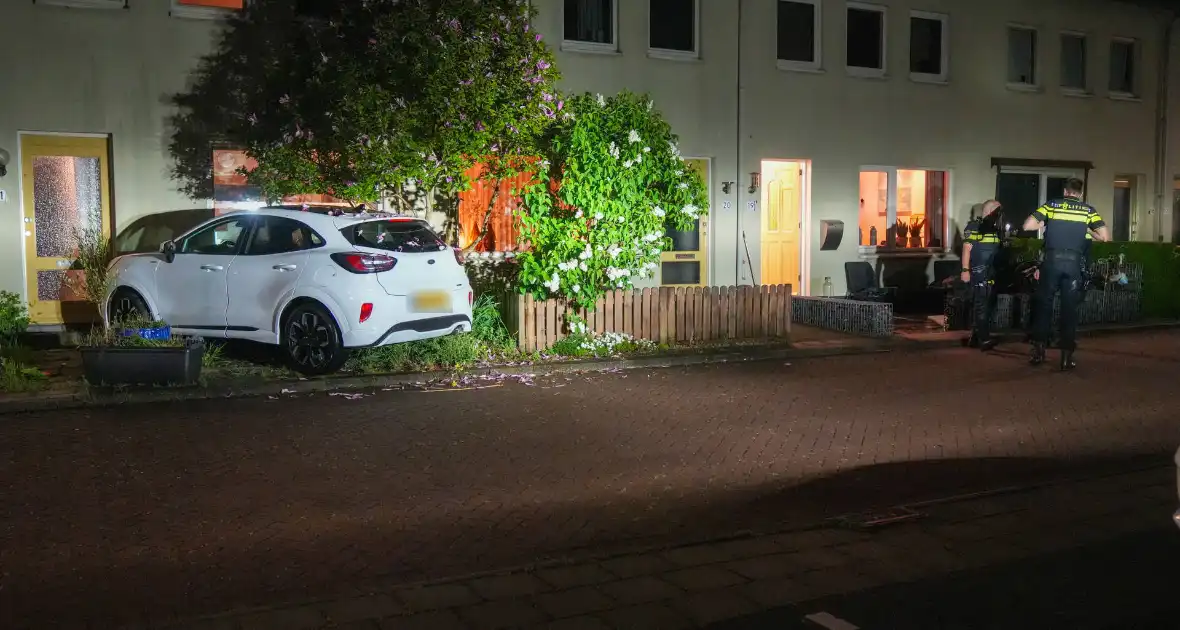 Bestuurster rijdt tegen woning tijdens parkeren - Foto 3