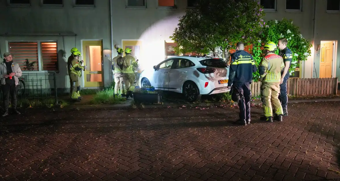 Bestuurster rijdt tegen woning tijdens parkeren - Foto 4