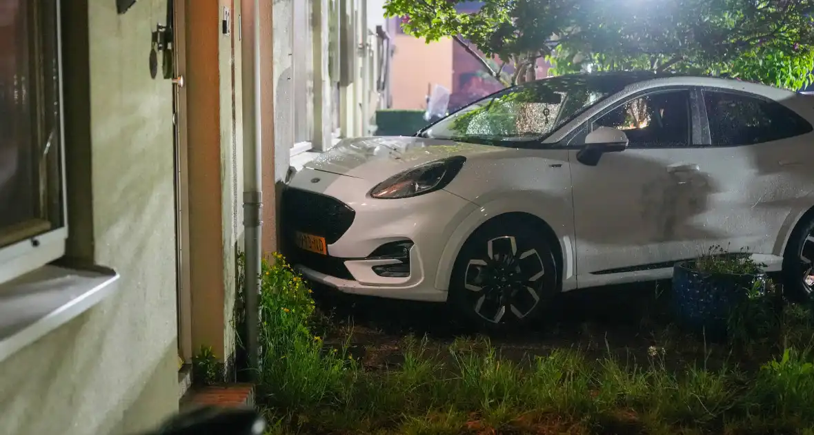 Bestuurster rijdt tegen woning tijdens parkeren - Foto 6