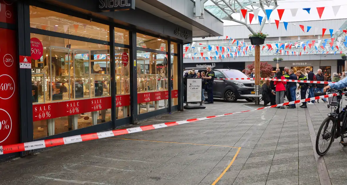 Politie doet onderzoek naar overval op juwelierszaak - Foto 5