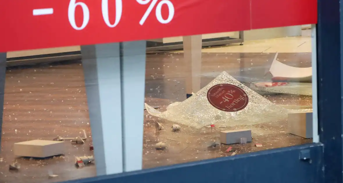 Politie doet onderzoek naar overval op juwelierszaak - Foto 6