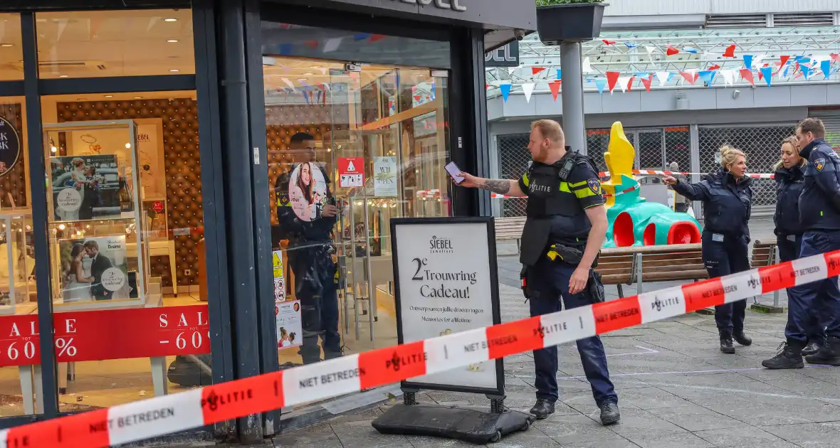Politie doet onderzoek naar overval op juwelierszaak - Foto 7