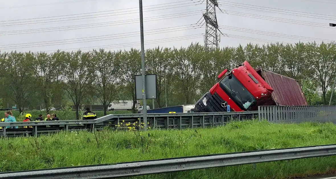 Verkeersoverlast door gekantelde vrachtwagen