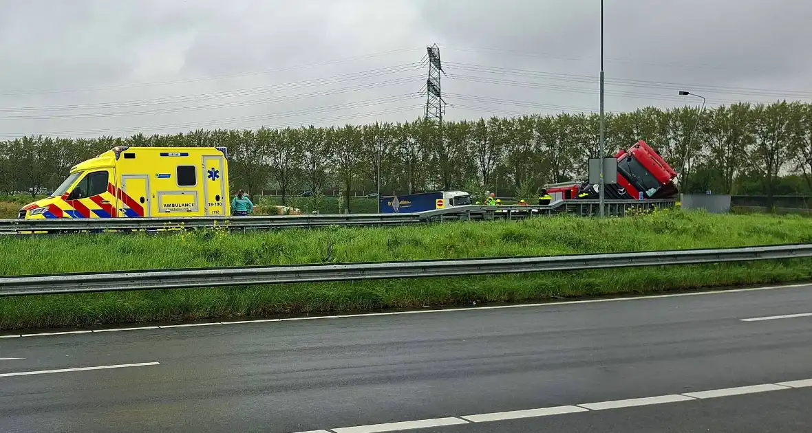 Verkeersoverlast door gekantelde vrachtwagen - Foto 1