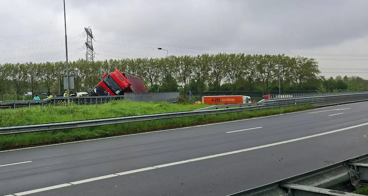 Verkeersoverlast door gekantelde vrachtwagen - Foto 2