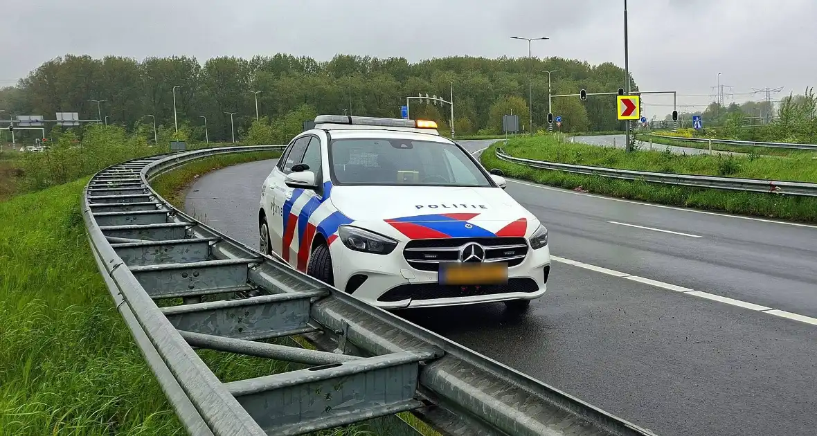 Verkeersoverlast door gekantelde vrachtwagen - Foto 3