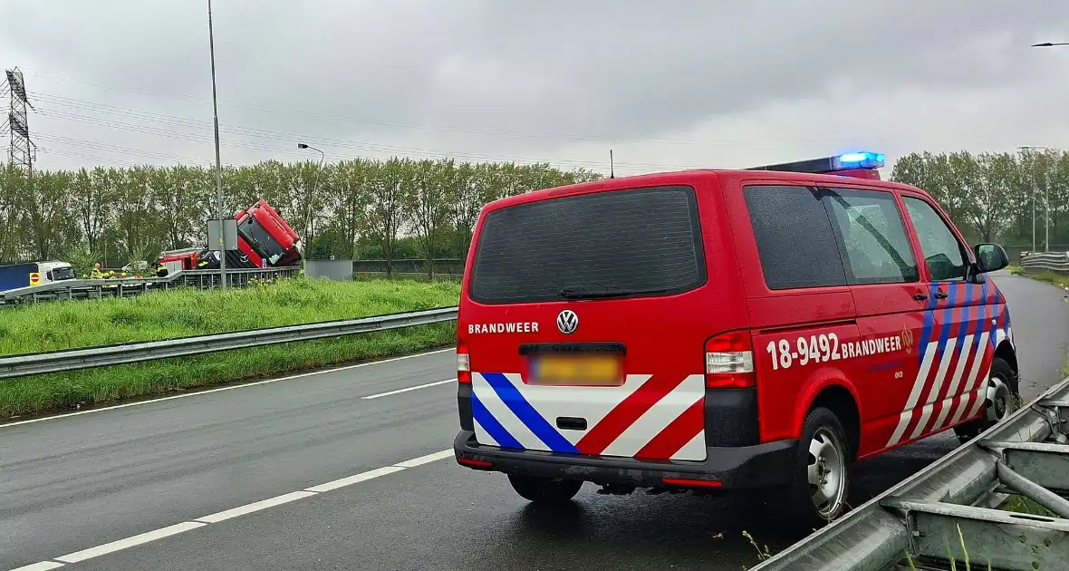 Verkeersoverlast door gekantelde vrachtwagen - Foto 4