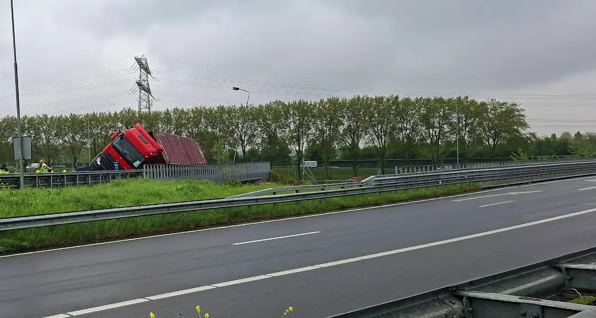 Verkeersoverlast door gekantelde vrachtwagen - Foto 5