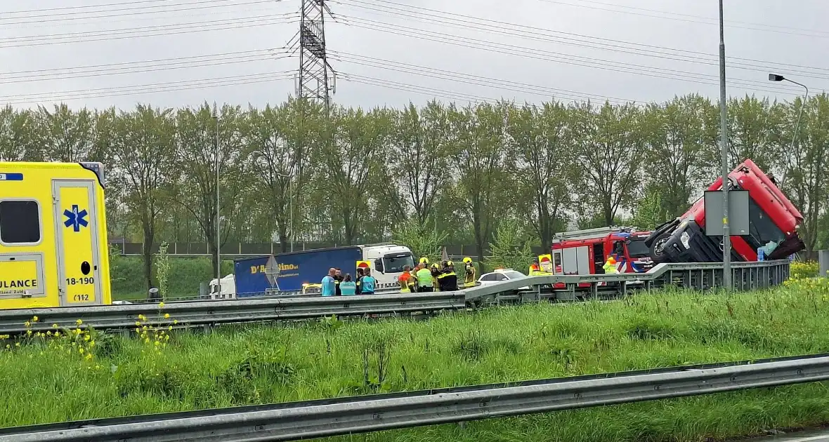 Verkeersoverlast door gekantelde vrachtwagen - Foto 7