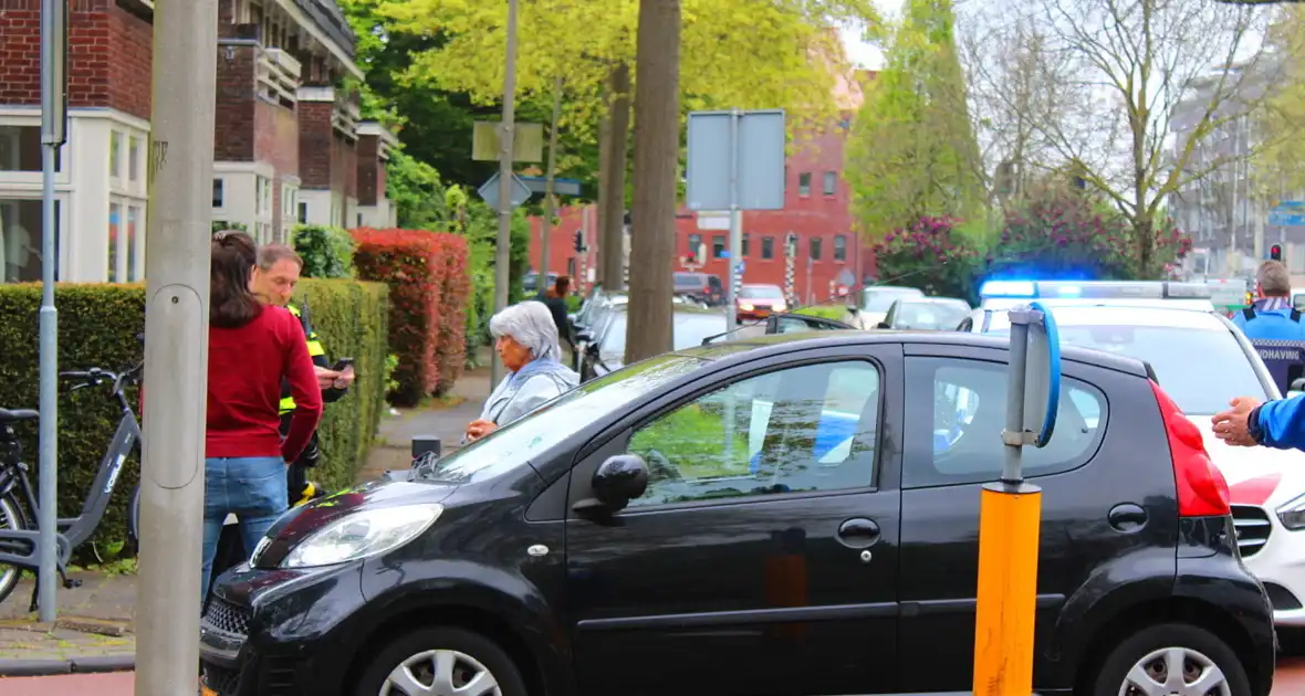 Fietser gewond en barst in ruit na botsing