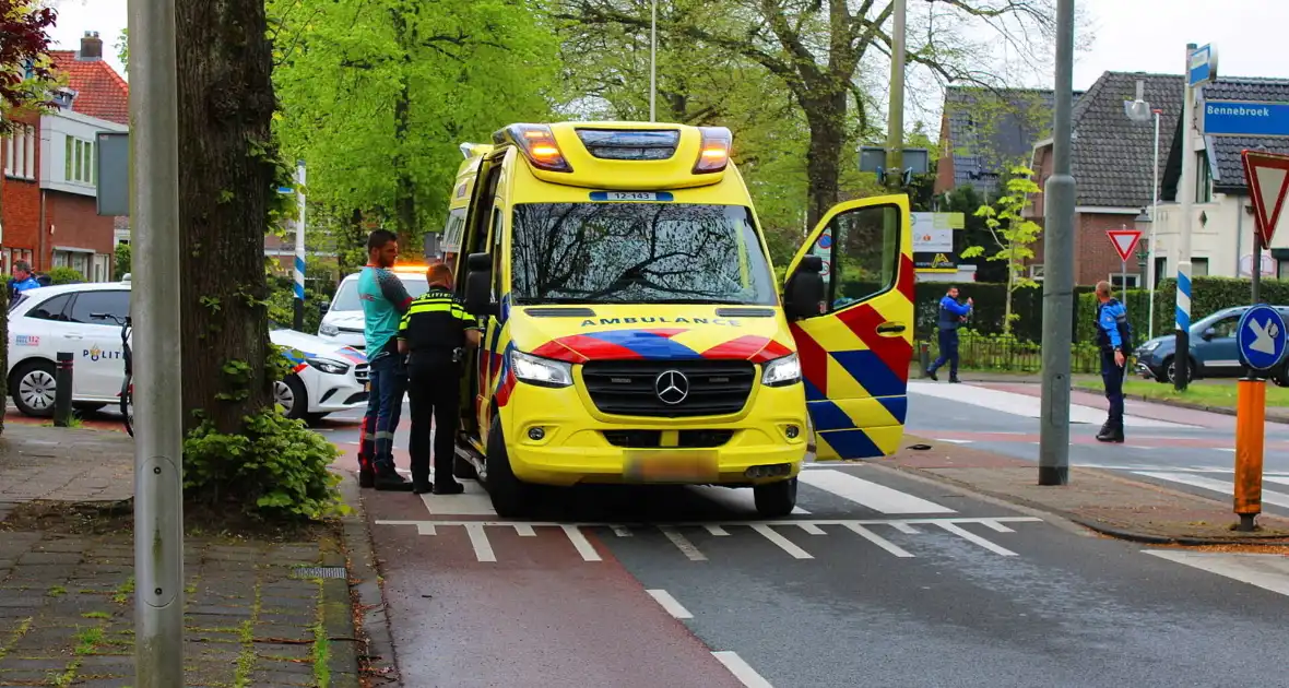 Fietser gewond en barst in ruit na botsing - Foto 1