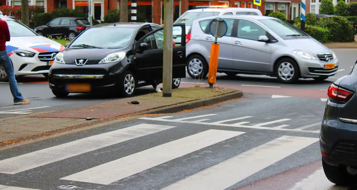 Fietser gewond en barst in ruit na botsing - Foto 2