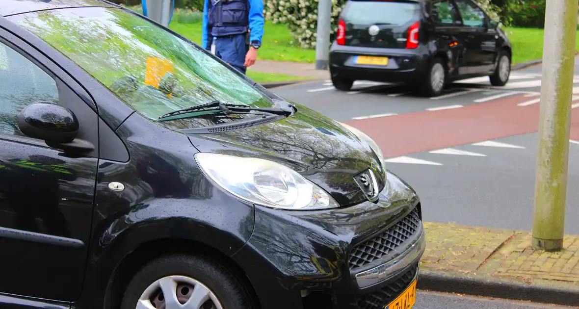 Fietser gewond en barst in ruit na botsing - Foto 3
