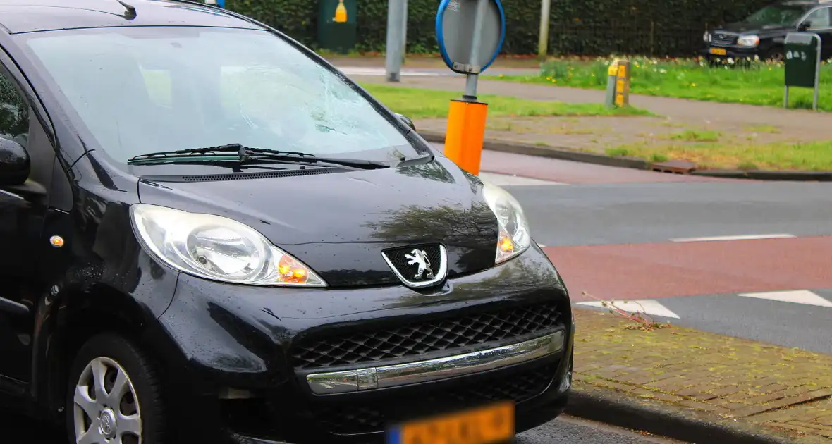 Fietser gewond en barst in ruit na botsing - Foto 4